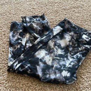 Gently worn under armor, woman’s leggings black, and white style marble pattern
